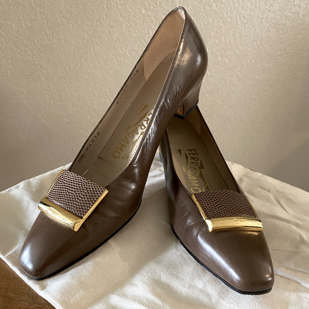 Salvatore Ferragamo • vintage • chocolate brown kitten pumps